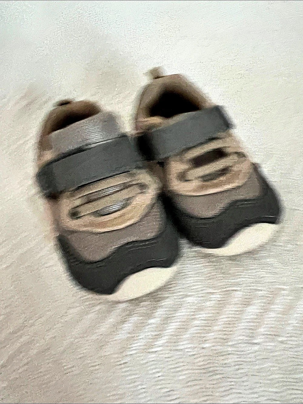 Stride Rite Soft Motion Rhett Sneaker Boys US 4.5M Gray and Beige